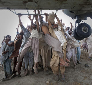 FLOMOFRE: Flomofre fors�ker desperat � komme seg ut av kriseomr�dene i Pakistan. Foto: REUTERS/Adrees Latif