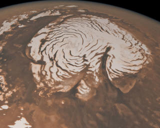 VANN: I dag er enorme mengder vann samlet som is p� polene. Det nordlige isdekket, som er avbildet, er rundt 1000 km bredt og tre km dypt. Foto: AFP PHOTO/NASA/Caltech/JPL/E. DeJong/J. Craig/M. Stetson