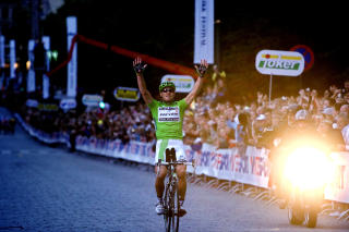 OVERLEGEN I FJOR: Thor Hushovd i ensom majestet over m�llinja p� Karl Johan. Foto: Scanpix