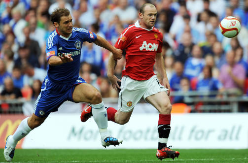 NUMMER 1 OG 2 - ELLER 3? Wayne Rooney (t.h) og Manchester United sikter mot ligagull. Men det samme gjelder Branislav Ivanovic og de regjerende dobbeltvinnerne i Chelsea. Foto: AFP/ADRIAN DENNIS