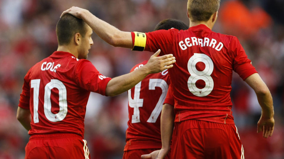 TRIKSER MED GOLFBALL: Joe Cole har vist fram balltriks som gj�r at Steven Gerrard sp�r en �rets spiller-tittel p� 28-�ringen som kom gratis fra Chelsea. Foto: AP/Tim Hales