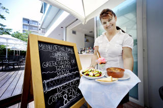 RIMELIG:  Sonja serverer dagens turistmeny; det er gresk salat med br�d og tzaziki, Moussaka og en isdessert for 8,5 euro eller ca 75 kroner p� hotel Marie. Foto: JOHN TERJE PEDERSEN/Dagbladet