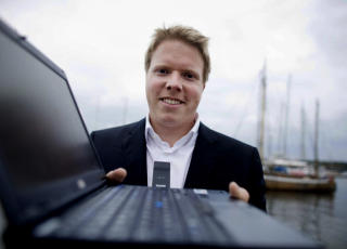 KYSTNETT: Eivind Helgaker, sjef for ICE Norge, er forn�yd med at de har best rekkevidde til sj�s av de mobile bredb�ndene. 450 nettet fra tida med Nordisk Mobiltelefon (NMT) funker bra med ny teknologi. Foto: Kyrre Lien.