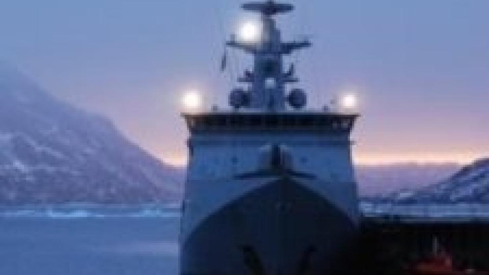 LETEAKSJON: Det dansken inspeksjonsskipet Ejnar Mikkelsen er omdirigert p� Gr�nland for � lete etter 14 savnede kajakk-turister. Foto: Danske forsvaret/Gr�nlands kommando