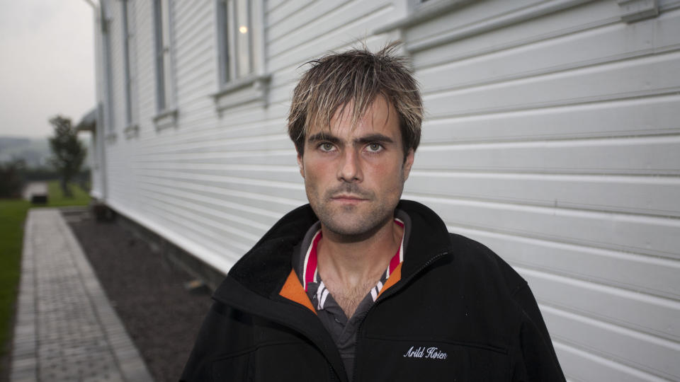  - STILLER OPP:  Arild H�ien er bindeledd mellom familiene til de savnede og media - her utenfor Varhaug kirke i kveld. Over hundre sambygdinger av de savnede stilte opp. FOTO: PER FL�THE.