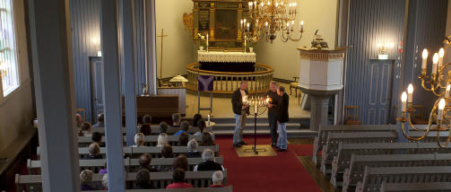  TENTE LYS:   Mange framm�tte tente lys i Varhaug kirke i kveld for de savnede. FOTO: PER FL�THE.
