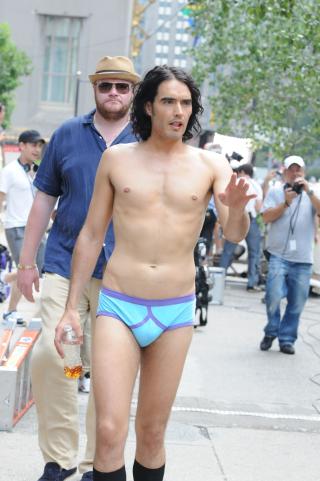 UVANLIG STREETWEAR: Russell Brand er ikkje kjent for � v�re s�rlig blyg. Foto: SCANPIX