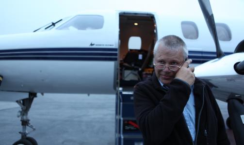 P� GR�NLAND:  Karl Haarr (60) fikk se bilder av den provisoriske fl�ten som hans s�nn og to kamerater bygde i natt. Foto: Per Lars Tonstad