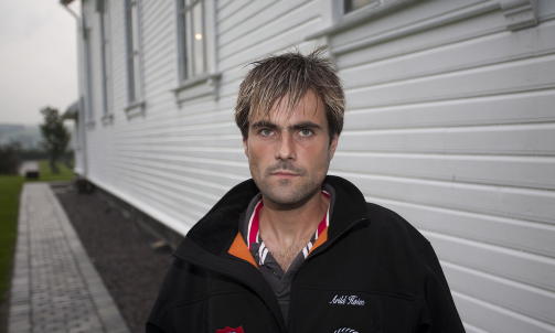 BESKJED: Kontaktperson Arild H�ien venter p� beskjed fra Gr�nland som vil si noe om hvor lenge det chartrede flyet skal vente der oppe. FOTO: PER FL�THE
