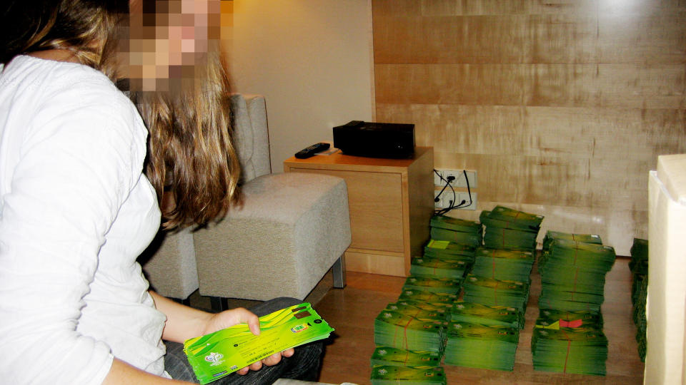LUKRATIV VARE: Omsetting av annenh�ndsbilletter er millionbusiness for billetthaiene i Euroteam. Her er deres billettlager fotografert under VM i fotball i 2006. Regjeringen vurderer � gj�re denne type handel forbudt ved lov. Foto: Privat