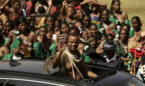 LEVER SOM EN KONGE: Mens den fattige befolkningen i det lille landet lider av AIDS lever kong Mswati III et liv i luksus. Foto: AP Photo/Schalk van Zuydam/Scanpix