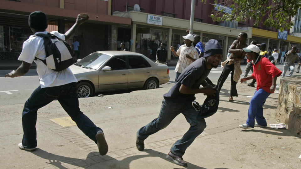OPPOSISJON: � tilh�re opposisjonen i Swaziland kan v�re farlig. Etter maifeiringen i landet i �r ble Sipho Jele (37) arrestert. I fangenskap ble han funnet hengt. Myndighetene hevder han hengte seg, mens medisinske eksperter og aktivister mener han ble hengt av politiet. Foto: AP Photo/Schalk van Zuydam/Scanpix