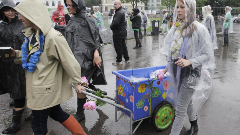SOLSKINNSPATRULJE: Mille Israelsen fra Danmark er en av �yafestivalens mange frivillige, og jobber med � spre solskinn i regnet. Foto: Morten Holm / Scanpix