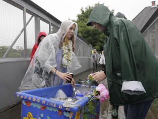 FRIVILLIG: Mille Israelsen fra Danmark sprer glede i regnet. Foto: Morten Holm / Scanpix