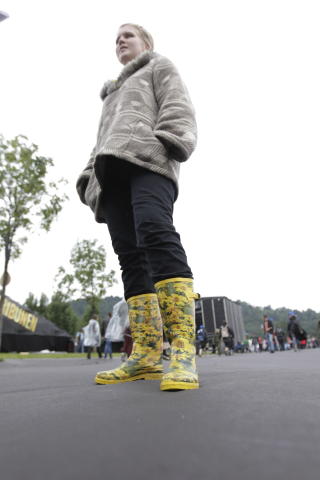 FORBEREDT: Oddrun Lilja Jonsdottir  var en av mange som hadde tatt p� seg gummist�vler for � g� p� f�rste dag av �yafestivalen. Foto: Morten Holm / Scanpix