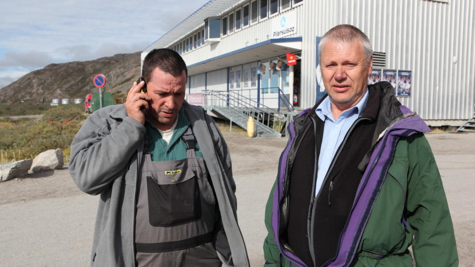  FRAKTET  S�NNEN - FANT KAMERATEN:  Fangstmannen Amasa Olsen (til venstre) fraktet savnede Magnus Haarr og de to kameratene i b�t ut til Paradisdalen. 24-�ringens far Karl Haarr m�tte Olsen onsdag. Det var ogs� Asafa Olsen som fant den omkomne Tormod Aniksdal.  FOTO: PER LARS TONSTAD.