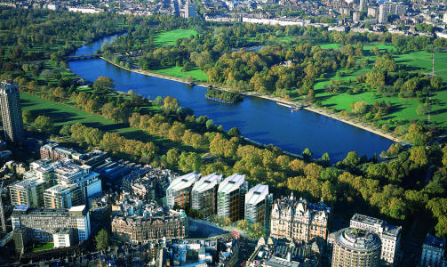 MED UTSIKT: Dette flybildet viser at luksusleilighetene ved One Hyde Park har utsikt over Londons st�rste park, Hyde Park. Foto: Candy & Candy