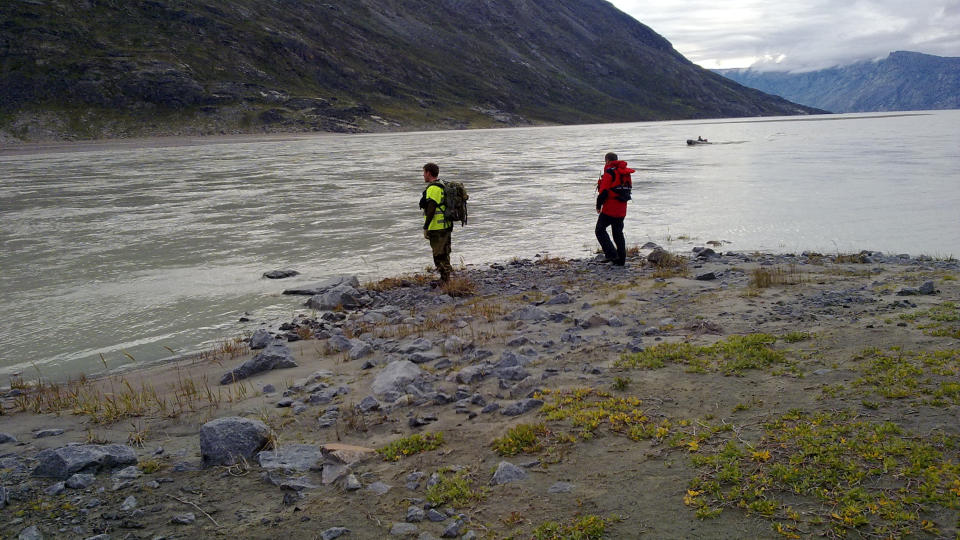 VED ELVEBREDDEN:- Vanskelig, alt er s� stort, mye mektigere enn vi trodde, sa letemannskapene til Dagbladet da de entret kaien etter en iskald halvannen times tur i �pen b�t i 30 knops fart p� fjorden. Foto: Privat