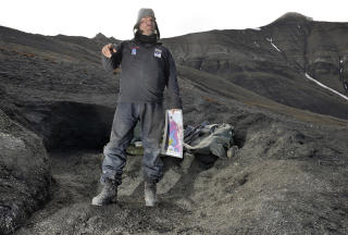 GIPSES: I bakgrunnen ligget et fossil st�pt inn i gips. De skj�re og sterkt fragmenterte knoklene b�rstes ikke helt fram i felt. Foto: Hans A Vedlog/Dagbladet