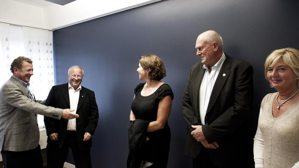FEIENDE FLOTT: NHO- og LO-toppene er storforn�yde med at arbeidsminister Hanne Bjurstr�m i et m�te i g�r lovet dem en offentlig godkjenningsordning for renholdsfirmaer. Fra venstre: NHO-sjef John G. Bernander, NHO Service-sjef Petter Furulund, arbeidsminister Hanne Bjurstr�m, LO-leder Roar Fl�then og leder i Norsk Arbeidsmandsforbund Erna Hagensen. Foto: H�kon Eikesdal