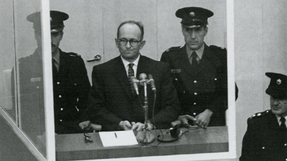D�DSD�MT: Adolf Eichmann som tiltalt i glassburet under rettssaken i 1961. Han erkl�rte seg ikke skyldig etter tiltalen, og ble d�mt til d�den. Foto: Fra boka