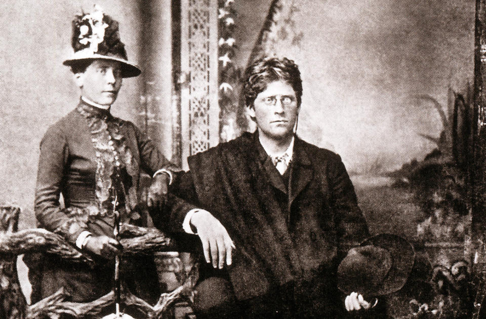 I AMERIKA: Knut Hamsun sammen med sin kusine Marie Andersen i Elroy, et av de f� som eksisterer av Hamsun i Amerika. Bildet er hentet fra den utmerkede boka �Hamsuns liv i bilder� (1996) og er ikke med i Per Kristian Olsens bok.