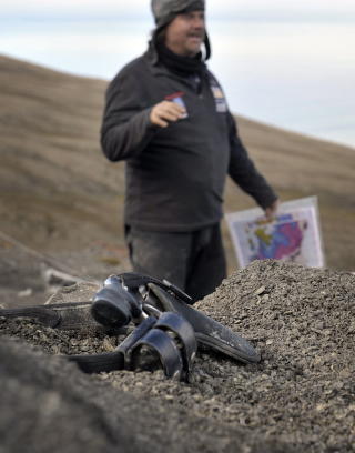 BEV�PNET: Alle ekspedisjonsmedlemmene har f�tt v�penoppl�ring. �rsaken er den konstante isbj�rntrusselen p� Svalbard. Foto: Hans A. Vedlog/Dagbladet