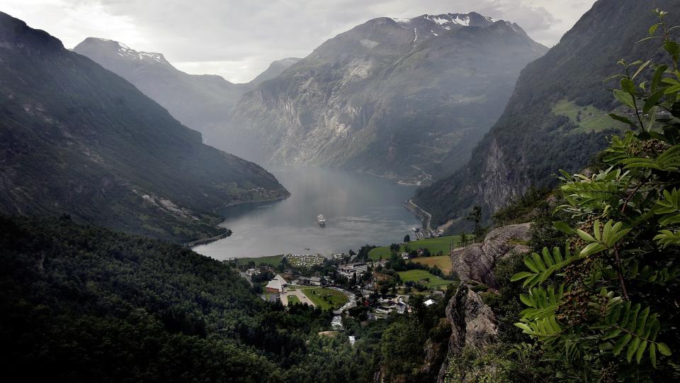 DR�YE HUNDRE �R GAMALT: Vestlandet er ei moderne oppfinning, skriv Andreas Hompland. Bilde fr� Geiranger. Foto: Geir B�lstad.