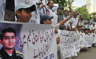 BILDER: I demonstrasjonen ble det holdt opp spillere folket i Karachi mener b�r v�re p� landslaget. Foto: AFP