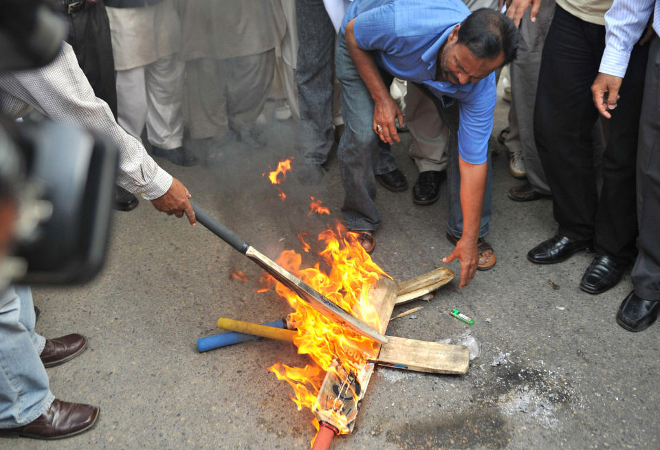 BRENTE BALLTRE: Demonstrasjonen mot Pakistans cricketforbund inneholdt brenning av balltre. Foto: AFP