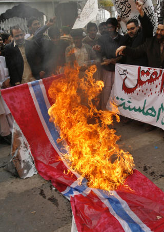I VINTER: Norske flag ble brent. Foto: Reuters