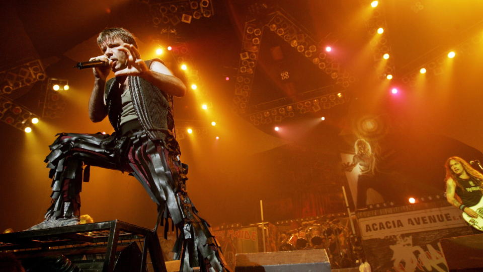 METAL: Legen fra legevakta i Bergen skal ha g�tt p� Iron Maiden-konsert i Bergen i arbeidstida. K�ene skal ha hopet seg opp mens legen var rockekonserten. Her fra en tidlige Iron Maiden-konsert i Oslo. Foto: Torbj�rn Gr�nning