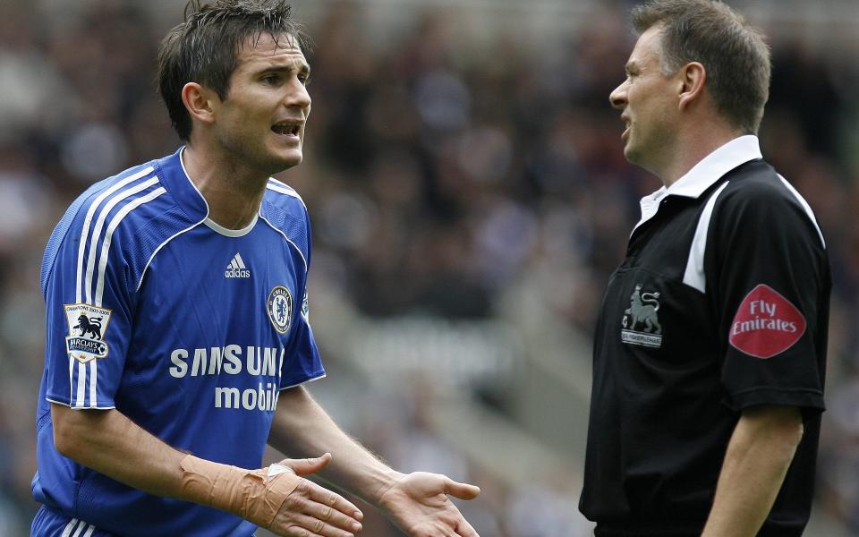 VELKOMMEN TILBAKE TIL KJEFT: Mark Halsey kan knapt vente med � d�mme sin f�rste kamp i Premier League igjen etter kreftsykdommen. Her f�r han klager fra Frank Lampard. Foto: REUTERS/Nigel Roddis
