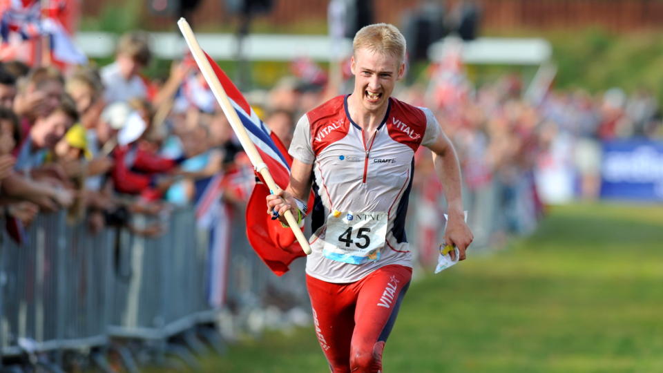 GULLGUTT: Olav Lundanes kunne vaie med det norske flagget da han l�p inn til gull p� langdistansen torsdag. 
Foto: Ned Alley / Scanpix