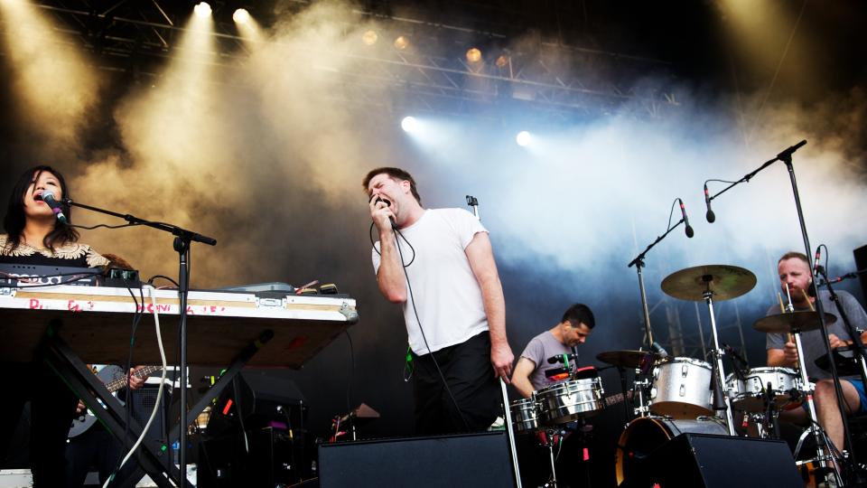 Holdt seg p� beina: James Murphy og resten av LCD Soundsystem kortet ned avstanden til discokulen utover i konserten. Foto: Eirik Helland Urke