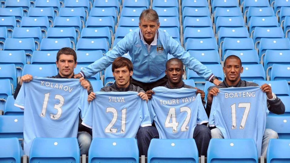 NOK TIL GULLKAMP?: Roberto Mancini poserer sammen med nyervervelsene Aleksandar Kolarov, David Silva, Yaya Toure og Jerome Boateng p� City of Manchester Stadium. Og enda er det over to uker til overgangsvinduet stenger. Foto:  EPA/NICK WILKINSON