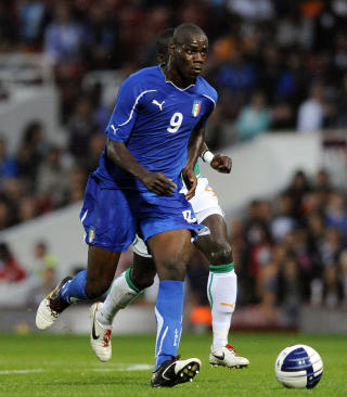 I LONDON ONSDAG: Mario Balotelli spilte landskamp for Italia mot Elfenbenskysten p� West Hams hjemmebane. Elfenbenskysten vant 1-0 etter scoring av Kolo Toure. Foto: REUTERS