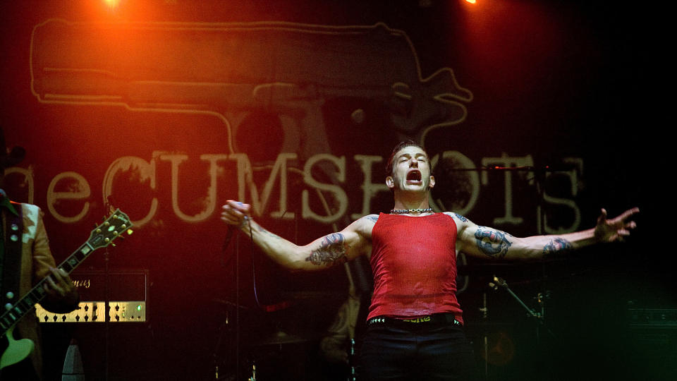 KLAR TALE: The Cumshots, med Kristopher Schau i spissen var ikke redd for � bruke store ord under torsdagens konsert p� �yafestivalen. Foto: Anders Gr�nneberg