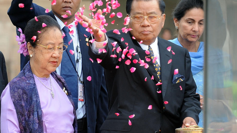 VALG I NOVEMBER:  Burmas milit�rjunta vil avholde valg p� ny generalforsamling i november. Her er landets milit�re leder general Than Shwe og hans kone Daw Kyaing Kyaing fotografert under et bes�k i India. Foto: Scanpix