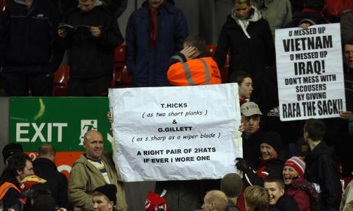 HA DERE VEKK: Liverpool-fansen stiller jevnlig opp med postere som er rettet mot Hicks og Gillett. Foto: AFP/PAUL ELLIS