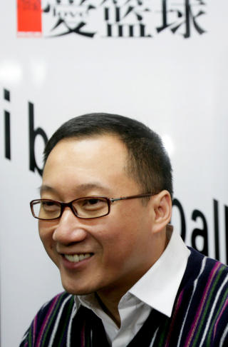 50 PROSENT: Kenny Huang har lovet penger til spillerkj�p og ny stadion, men f�ler seg langt fra sikker p� at han f�r tilslaget p� Liverpool. Foto: AFP