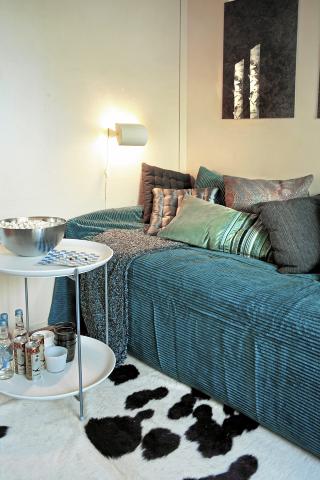 METALLISK STOFF: Puter i forskjellige stoffer skaper liv i sofaen.  FOTO: Siri M�ller