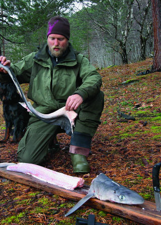 STORFANGST: Mange av måltidene i begynnelsen av oppholdet i skogen bestod av fisk med bær til dessert. Foto: KRISTOFFER CLAUSEN/CAPPELENDAMM STORFANGST: Mange av måltidene i begynnelsen av oppholdet i skogen bestod av fisk med bær til dessert. Foto: KRISTOFFER CLAUSEN/CAPPELENDAMM