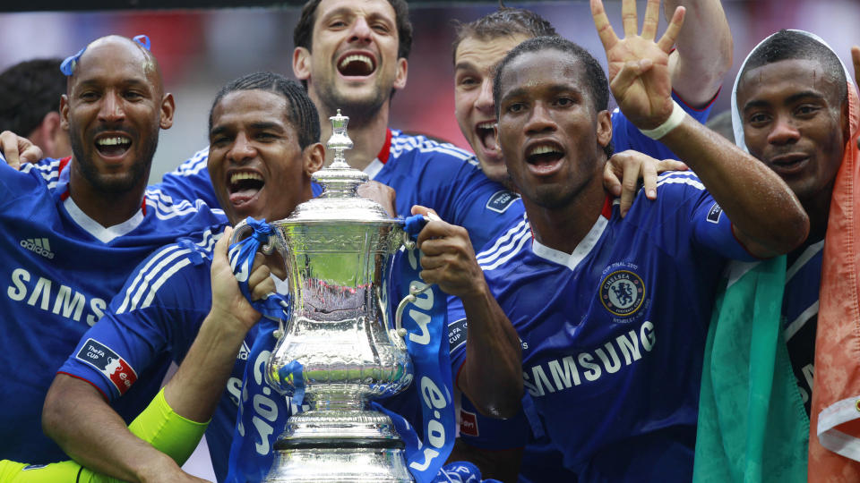 BL� DOBBEL: Her feirer Chelsea-spillerne FA-cupseier, etter at ligagullet allerede var sikret i v�r. Supporterne sp�r en reprise av serietruimfen.  Foto: REUTERS/Eddie Keogh