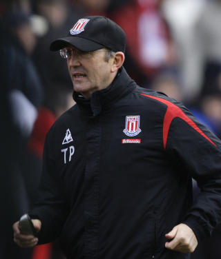 STOKE STEMMER P� STOKE: Tony Pulis f�r mye skryt av klubbens norske supportere, de har samtidig satt opp Stoke som ligamestere. Foto: AP/Jon Super