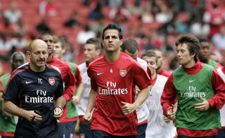 F�R �N STEMME: Arsenal-fansen tror Cesc Fabregas og co. tar gullet. Foto: AP/Akira Suemori