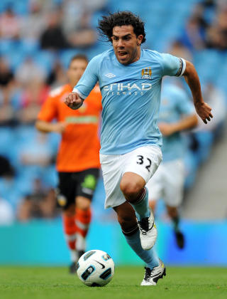 TOPP 4? 13 av de 19 supporterklubbene tror Carlos Tevez og Manchester City denne sesongen klarer � ta en Champions League-plass. Foto: AFP/ADRIAN DENNIS