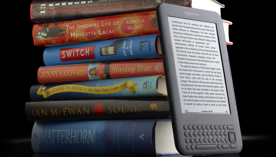 BILLIGE: Eb�ker til Amazons lesebrett, Kindle, koster atskillig mindre enn norske forlag vil ha oss til � tro. Foto: AMAZON