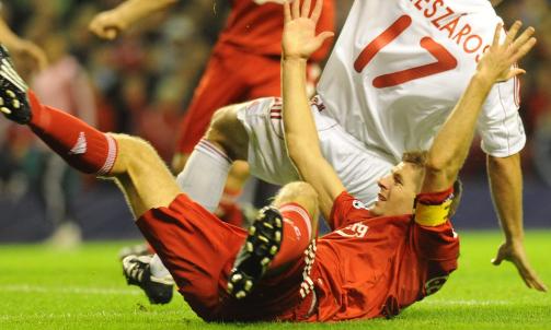 P� LISTA: Steven Gerrards b�nner om straffer er blitt lagt merke til. Foto: EPA/Nick Wilkinson