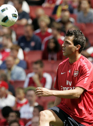 FAN-FAVORITTEN: Cesc Fabregas. Foto: AP/Akira Suemori